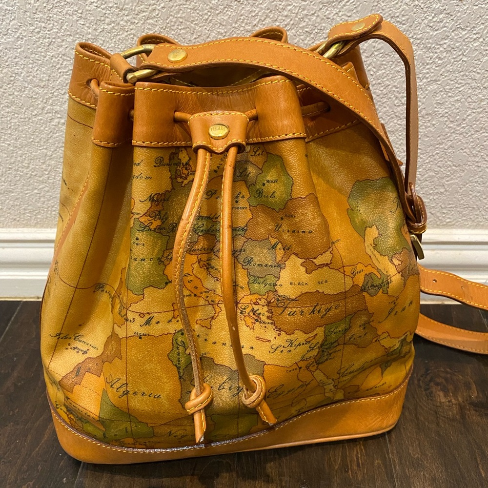 ALVIERO MARTINI TIMELESS GEO CLASSIC SHOLDER/CROSSBODY BAG. EXCELLENT CONDITION.